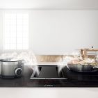 Zwei Technologien in einem Gerät: Das Induktionskochfeld mit integriertem Abzugsmodul von Bosch aus der 8er Serie ist wie gemacht für Kochinseln und offene Küchenlandschaften. Damit bleibt freie Sicht auf Familie und Gäste. Zwei Technologien in einem Gerät: Das Induktionskochfeld mit integriertem Abzugsmodul von Bosch aus der 8er Serie ist wie gemacht für Kochinseln und offene Küchenlandschaften. Damit bleibt freie Sicht auf Familie und Gäste.
