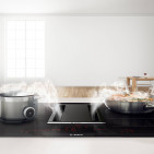 Zwei Technologien in einem Gerät: Das Induktionskochfeld mit integriertem Abzugsmodul von Bosch aus der 8er Serie ist wie gemacht für Kochinseln und offene Küchenlandschaften. Damit bleibt freie Sicht auf Familie und Gäste.
