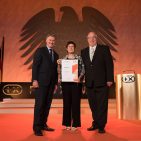 Grundig scheint auf den Award als „Fachhandelmarke des Jahres“ abonniert zu sein. Horst Nikolaus (li), Geschäftsführer Grundig, sowie Gerlinde und Jürgen Müller als Vertreter der Grundig Fachhandels Initiative (GFI) freuen sich über die erneute Anerkennung ihrer Fachhandels-Strategie. Grundig scheint auf den Award als „Fachhandelmarke des Jahres“ abonniert zu sein. Horst Nikolaus (li), Geschäftsführer Grundig, sowie Gerlinde und Jürgen Müller als Vertreter der Grundig Fachhandels Initiative (GFI) freuen sich über die erneute Anerkennung ihrer Fachhandels-Strategie.