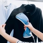 Knitterfrei im Handumdrehen: Die Fashion Brush Dampfbürste ST 5550 von Grundig glättet Textilien im Handumdrehen schnell und schonend. Das ist das neue Bügeln „to go“. Knitterfrei im Handumdrehen: Die Fashion Brush Dampfbürste ST 5550 von Grundig glättet Textilien im Handumdrehen schnell und schonend. Das ist das neue Bügeln „to go“.