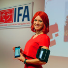 Miss IFA präsentierte das neue Philips Blutdruckmessgerät für den Oberarm DL8760/01, das sich automatisch per Bluetooth® Smart mit der Philips HealthSuite App verbindet.