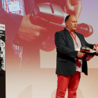 Verkaufstrainer Pierre Pollmann erläuterte anschaulich die Vorzüge des neuen kabellosen Boden- und Tischstaubsaugers Rowenta Air Force 360. Verkaufstrainer Pierre Pollmann erläuterte anschaulich die Vorzüge des neuen kabellosen Boden- und Tischstaubsaugers Rowenta Air Force 360.