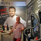 Dass TV-Koch Steffen Henssler ab sofort der neue Markenbotschafter für Krups und Tefal ist, begeistert Pierre Pollmann von der Groupe SEB (Krups, Rowenta, Tefal, Moulinex). Dass TV-Koch Steffen Henssler ab sofort der neue Markenbotschafter für Krups und Tefal ist, begeistert Pierre Pollmann von der Groupe SEB (Krups, Rowenta, Tefal, Moulinex).