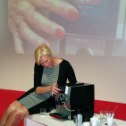 Mit zarter Hand – fast möchte man streicheln dazu sagen – demonstriert Wiebke Reineke-Göring, Leiterin Verkaufsförderung Jura, am TFT-Touch-Display die imposante Spezialitätenvielfalt der neuen Jura Z8.