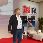 Ohne guten und gesunden Schlaf geht im Leben gar nichts, weiß Schlafmediziner Dr. Michael Feld. Der Kölner Experte stimmte mit medizinischen Hintergrundinformationen auf die SleepLine von Beurer ein. Ohne guten und gesunden Schlaf geht im Leben gar nichts, weiß Schlafmediziner Dr. Michael Feld. Der Kölner Experte stimmte mit medizinischen Hintergrundinformationen auf die SleepLine von Beurer ein.