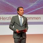 Das nächste große Ziel heißt „Seamless Living“, so Roland Hagenbucher, Geschäftsführer Siemens Hausgeräte. Darunter versteht er „das nahtlose, fließende Ineinandergreifen digitaler Lebenswelten und umfangreicher Ökosysteme, die unser Leben einfacher, komfortabler und auch schöner machen können.“ Das nächste große Ziel heißt „Seamless Living“, so Roland Hagenbucher, Geschäftsführer Siemens Hausgeräte. Darunter versteht er „das nahtlose, fließende Ineinandergreifen digitaler Lebenswelten und umfangreicher Ökosysteme, die unser Leben einfacher, komfortabler und auch schöner machen können.“
