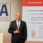 Frank Jüttner, Leiter der Miele Vertriebsgesellschaft Deutschland, sieht großes Potential bei Waschtrocknern. Mit dem WT1 kommt seiner Ansicht nach ein Waschtrockner auf den Markt, der bei Leistung und Komfort seinesgleichen sucht. Ferner überraschte er mit der Ankündigung des ersten beutellosen Staubsauger CX1 aus dem Hause Miele. Frank Jüttner, Leiter der Miele Vertriebsgesellschaft Deutschland, sieht großes Potential bei Waschtrocknern. Mit dem WT1 kommt seiner Ansicht nach ein Waschtrockner auf den Markt, der bei Leistung und Komfort seinesgleichen sucht. Ferner überraschte er mit der Ankündigung des ersten beutellosen Staubsauger CX1 aus dem Hause Miele.
