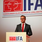 Adrian Grimm, Produktmanager bei Gorenje, erläuterte die Funktionen SpeedWash, TotalDry und IonTech sowie und die Innenraumausstattung der neuen SmartFlex Geschirrspüler. Adrian Grimm, Produktmanager bei Gorenje, erläuterte die Funktionen SpeedWash, TotalDry und IonTech sowie und die Innenraumausstattung der neuen SmartFlex Geschirrspüler.