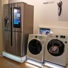 Mit dem Waschtrockner AddWash WD5500 bringt Samsung eine clevere Ergänzung in die AddWash-Familie. Mit dem Waschtrockner AddWash WD5500 bringt Samsung eine clevere Ergänzung in die AddWash-Familie.
