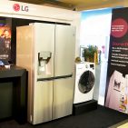Bei Hausgeräten setzt LG seinen Fokus auf den Ausbau seiner Centum Produktlinie und führt den Waschtrockner F 16F9 BDH2 NH Centum ein. Dieser ist mit einem speziellen Aufhängungs- und Dämpfungssystem für weniger Vibrationen ausgestattet. Bei Hausgeräten setzt LG seinen Fokus auf den Ausbau seiner Centum Produktlinie und führt den Waschtrockner F 16F9 BDH2 NH Centum ein. Dieser ist mit einem speziellen Aufhängungs- und Dämpfungssystem für weniger Vibrationen ausgestattet.