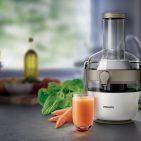 Das Thema Gesundheit gewinnt durch den Anstieg chronischer Krankheiten an Bedeutung. Auch gesunde Menschen möchten aktiv Einfluss auf ihren Gesundheitszustand nehmen. Um sie zu motivieren, bringt Philips fünf Gesundheitsgeräte auf den Markt: eine Gesundheitsuhr, je ein Blutdruckmessgerät für den Oberarm und das Handgelenk, eine Körperanalyse-Waage sowie ein Ohrthermometer. Sie sind mit einer App verbunden, über die der Nutzer seine generierten Daten und entsprechende Analysen einsehen kann. Das Thema Gesundheit gewinnt durch den Anstieg chronischer Krankheiten an Bedeutung. Auch gesunde Menschen möchten aktiv Einfluss auf ihren Gesundheitszustand nehmen. Um sie zu motivieren, bringt Philips fünf Gesundheitsgeräte auf den Markt: eine Gesundheitsuhr, je ein Blutdruckmessgerät für den Oberarm und das Handgelenk, eine Körperanalyse-Waage sowie ein Ohrthermometer. Sie sind mit einer App verbunden, über die der Nutzer seine generierten Daten und entsprechende Analysen einsehen kann.