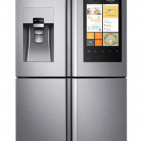 Der Kühlschrank als Kommunikationszentrum in der Küche: Möglich macht das der Family Hub von Samsung. Hier werden nicht nur Lebensmittel aufbewahrt, sondern auch Nachrichten ausgetauscht, Fotos angezeigt und Lebensmittellisten aktualisiert. Und das alles mit drei getrennten Kühlkreisläufen.
