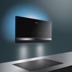 So schön kann Kochen sein: Die flache, vernetzte iQ700 Dunstesse von Siemens taucht die Küche mit dem neuen EmotionLight Pro in eine stimmungsvolle Atmosphäre – steuerbar per Tablet vom Esstisch. So schön kann Kochen sein: Die flache, vernetzte iQ700 Dunstesse von Siemens taucht die Küche mit dem neuen EmotionLight Pro in eine stimmungsvolle Atmosphäre – steuerbar per Tablet vom Esstisch.