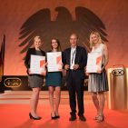 Der neue Kobold VK200 Handstaubsauger mit seinen insgesamt sechs Aufsätzen erhielt den begehrten Plus X Award. Darüber freut sich das Team von Vorwerk aus Wuppertal. Der neue Kobold VK200 Handstaubsauger mit seinen insgesamt sechs Aufsätzen erhielt den begehrten Plus X Award. Darüber freut sich das Team von Vorwerk aus Wuppertal.