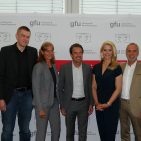 Das Thema „Digitalisierung in unserer Branche“ beleuchteten unter der Moderation von Judith Rakers (v.li): Heiko Neundörfer, HiFI Forum, Stephan Heimbecher, Sky, Prof. Dr. Britta Böckmann, Fachhochschule Dortmund, Roland Hagenbucher, Siemens Hausgeräte, Hans-Joachim Kamp, gfu und Christoph Vilanek, freenet AG. Das Thema „Digitalisierung in unserer Branche“ beleuchteten unter der Moderation von Judith Rakers (v.li): Heiko Neundörfer, HiFI Forum, Stephan Heimbecher, Sky, Prof. Dr. Britta Böckmann, Fachhochschule Dortmund, Roland Hagenbucher, Siemens Hausgeräte, Hans-Joachim Kamp, gfu und Christoph Vilanek, freenet AG.