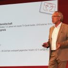 Der Aufsichtsratsvorsitzende der gfu Consumer & Home Electronics GmbH Hans-Joachim Kamp stellt fest: „Der TV-Markt wächst wieder. Ferner gibt es beim Thema „Küche und Kochen“ eine hohe Kaufbereitschaft.“ Der Aufsichtsratsvorsitzende der gfu Consumer & Home Electronics GmbH Hans-Joachim Kamp stellt fest: „Der TV-Markt wächst wieder. Ferner gibt es beim Thema „Küche und Kochen“ eine hohe Kaufbereitschaft.“