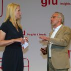 Zwischen Judith Rakers, Moderatorin der gfu Insights & Trends, und Hans-Joachim Kamp entspann sich ein „charmanter“ Dialog zum Themenkreis Smart Home. Zwischen Judith Rakers, Moderatorin der gfu insights & trends, und Hans-Joachim Kamp entspann sich ein „charmanter“ Dialog zum Themenkreis Smart Home.