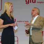 Zwischen Judith Rakers, Moderatorin der gfu Insights & Trends, und Hans-Joachim Kamp entspann sich ein „charmanter“ Dialog zum Themenkreis Smart Home. Zwischen Judith Rakers, Moderatorin der gfu insights & trends, und Hans-Joachim Kamp entspann sich ein „charmanter“ Dialog zum Themenkreis Smart Home.