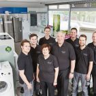 Das Team:Gerlide und Jürgen Müller kümmern sich mit zwei weiteren Mitarbeitern um das Ladengeschäft und Reparaturen, zwei Zweierteams stemmen die Außentermine im Kundendienst. Das Team:Gerlide und Jürgen Müller kümmern sich mit zwei weiteren Mitarbeitern um das Ladengeschäft und Reparaturen, zwei Zweierteams stemmen die Außentermine im Kundendienst.