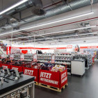 Was beim Rundgang durch den Markt auffällt, ist die neue Übersichtlichkeit dank einer niedrigen Regalhöhe. Was beim Rundgang durch den Markt auffällt, ist die neue Übersichtlichkeit dank einer niedrigen Regalhöhe.