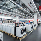 Waschmaschinen – wohl ganz bewusst auf Paletten ausgestellt - soweit das Auge reicht. Waschmaschinen – wohl ganz bewusst auf Paletten ausgestellt - soweit das Auge reicht.