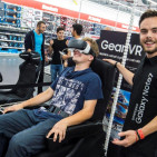 Mit einem 4D-Stuhl von Samsung lässt sich im Nu in fantastische, virtuelle Welten eintauchen. Mit einem 4D-Stuhl von Samsung lässt sich im Nu in fantastische, virtuelle Welten eintauchen.