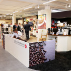 Einfach in der Kaffee-Lounge sein Handy aufladen. Einfach in der Kaffee-Lounge sein Handy aufladen.