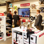 Der KitchenAid-Shop ist mit einem interaktiven Bildschirm ausgestattet. Der KitchenAid-Shop ist mit einem interaktiven Bildschirm ausgestattet.