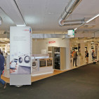 Großzügige Laufwege und markenorientierte Stände machen das Einkaufen bequemer. Großzügige Laufwege und markenorientierte Stände machen das Einkaufen bequemer.