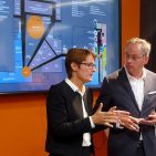 EK-Vorstand Susanne Sorg und Lutz Burneleit, Bereichsleiter Comfort, erläutern die Neugestaltung der Elektrofläche. EK-Vorstand Susanne Sorg und Lutz Burneleit, Bereichsleiter Comfort, erläutern die Neugestaltung der Elektrofläche.