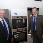 Präsentieren sich sichtbar stolz und zufrieden im FK-Smart-Home-Haus (v.li): Thorsten Arnhold, Verkaufsleiter Elektrogeräte und Christoph Ilaender, geschäftsführender Gesellschafter. Präsentieren sich sichtbar stolz und zufrieden im FK-Smart-Home-Haus (v.li): Thorsten Arnhold, Verkaufsleiter Elektrogeräte und Christoph Ilaender, geschäftsführender Gesellschafter.