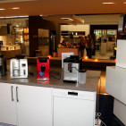 Im Sortiment: Kaffeevollautomaten wie auch hochwertige Küchen.