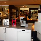 Im Sortiment: Kaffeevollautomaten wie auch hochwertige Küchen.