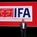 IFA-Direktor Jens Heithecker eröffnete die Keynotes und stimmte auf den ersten Redner Dr. Karsten Ottenberg, CEO der BSH Hausgeräte GmbH, ein. IFA-Direktor Jens Heithecker eröffnete die Keynotes und stimmte auf den ersten Redner Dr. Karsten Ottenberg, CEO der BSH Hausgeräte GmbH, ein.