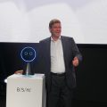 Krönung von Ottenbergs Keynote war die Weltpremiere des persönlichen digitalen Assistenten Mykie aus seinem Hause. Krönung von Ottenbergs Keynote war die Weltpremiere des persönlichen digitalen Assistenten Mykie aus seinem Hause.
