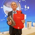 Bei so viel schmiegsamer Wärme – optimal verpackt im Design einer Wärmflasche – kann selbst beurer Geschäftsführer Georg Walkenbach nur noch schmunzeln. Bei so viel schmiegsamer Wärme – optimal verpackt im Design einer Wärmflasche – kann selbst beurer Geschäftsführer Georg Walkenbach nur noch schmunzeln.