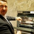 Michael Maier, Vertriebschef Elektrohandel bei AEG, ist Feuer und Flamme für den Backofen aus der Mastery Range. Michael Maier, Vertriebschef Elektrohandel bei AEG, ist Feuer und Flamme für den Backofen aus der Mastery Range.