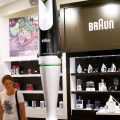 Beim Braun MultiQuick 9 bewegt sich dank ActivBlade die Messerklinge abhängig vom ausgeübten Druck nach oben und unten. Beim Braun MultiQuick 9 bewegt sich dank ActivBlade die Messerklinge abhängig vom ausgeübten Druck nach oben und unten.