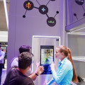 Der Knüller bei Samsung: Family Hub, die WLAN-fähige Kühl-Gefrier-Entertainment-Mittelpunkt im Haushalt