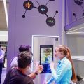Der Knüller bei Samsung: Family Hub, der WLAN-fähige Kühl-Gefrier-Entertainment-Mittelpunkt im Haushalt Der Knüller bei Samsung: Family Hub, die WLAN-fähige Kühl-Gefrier-Entertainment-Mittelpunkt im Haushalt