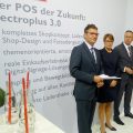 Die EK/servicegroup propagiert ihr Shopmodul electroplus 3.0. Von seiner Wirkung als Verkaufsmaschine sind überzeugt (v.li.): Die EK-Vorstände Franz-Josef Hasebrink und Susanne Sorg sowie Lutz Burneleit, Bereichsleiter Comfort bei der EK in Bielefeld. Die EK/servicegroup propagiert ihr Shopmodul electroplus 3.0. Von seiner Wirkung als Verkaufsmaschine sind überzeugt (v.li.): Die EK-Vorstände Franz-Josef Hasebrink und Susanne Sorg sowie Lutz Burneleit, Bereichsleiter Comfort bei der EK in Bielefeld.