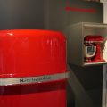 Vorgeschmack auf das Frühjahr 2017: Ein Kühlschrank im vertrauten Retro-Design der KitchenAid-Küchenmaschine. Vorgeschmack auf das Frühjahr 2017: Ein Kühlschrank im vertrauten Retro-Design der KitchenAid-Küchenmaschine.