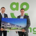 Thomas Karmann (li.), Geschäftsführer Prologis, überreicht als Geschenk zur Einweihung ein Bild der neuen Europazentrale an den International Director von AO Kevin Monk.