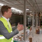 Lorenz Böhm, Head of Trading White Goods, erläutert das Logistik-Konzept des Pure Onliners. Lorenz Böhm, Head of Trading White Goods, erläutert das Logistik-Konzept des Pure Onliners.