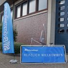 In den Lagerräumen des benachbarten Spediteurs Freund fand die diesjährige Hausmesse des Großhändlers Brömmelhaupt einen adäquaten „Notunterschlupf“. In den Lagerräumen des benachbarten Spediteurs Freund fand die diesjährige Hausmesse des Großhändlers Brömmelhaupt einen adäquaten „Notunterschlupf“.