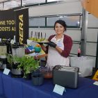 Die Brömmelhaupt-Mitarbeiterin Angela Musovska beglückte die Messebesucher mit herrlichen Smoothies aus dem Carrera-Standmixer No. 655. Die Brömmelhaupt-Mitarbeiterin Angela Musovska beglückte die Messebesucher mit herrlichen Smoothies aus dem Carrera-Standmixer No. 655.