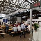 In der unvergleichlichen Atmosphäre der angesagten Kölner Party-Location Tor Halle 2 inszenierte Eisenjansen seine Hausmesse für Hausgeräte.