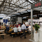 In der unvergleichlichen Atmosphäre der angesagten Kölner Party-Location Tor Halle 2 inszenierte Eisenjansen seine Hausmesse für Hausgeräte. In der unvergleichlichen Atmosphäre der angesagten Kölner Party-Location Tor Halle 2 inszenierte Eisenjansen seine Hausmesse für Hausgeräte.