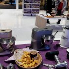 Hingucker und ein echtes Highlight ist die kompakte Küchenmaschine One for All aus der WMF-Geräteserie Küchenminis. Hingucker und ein echtes Highlight ist die kompakte Küchenmaschine One for All aus der WMF-Geräteserie Küchenminis.