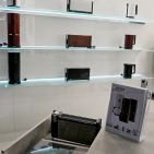 Ein im Bauhaus-Stil minimalistisch gehaltener Messestand von Ritter: Highlight der Allessschneider serano 5. Ein im Bauhaus-Stil minimalistisch gehaltener Messestand von Ritter: Highlight der Allessschneider serano 5.